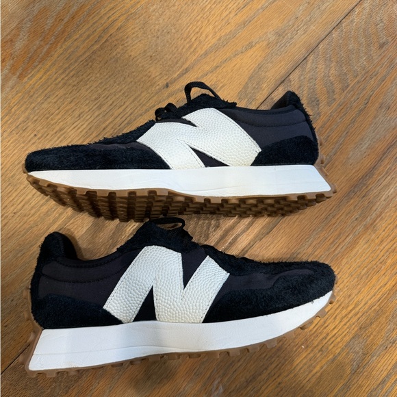 New Balance Shoes - Women’s New Balance 327 size 7.5